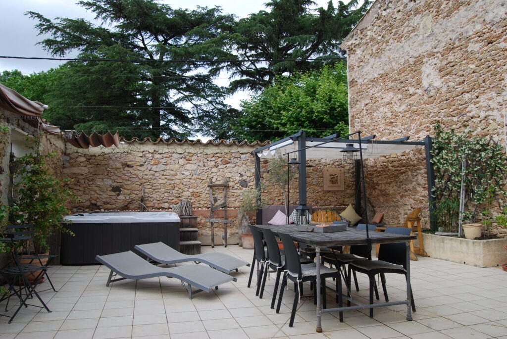 Terrasse aménagée tout confort avec jacuzzi