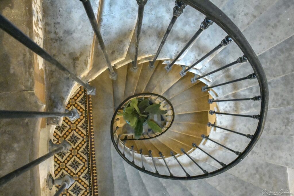 Escalier en pierre de taille hélicoïdal pour accéder aux chambres d'hôtes L'Usclasienne situées au 3ème étage.