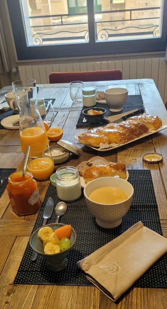 Fruits de saison et jus de fruits frais au petit déjeuner des chambres d'hôtes L'Usclasienne