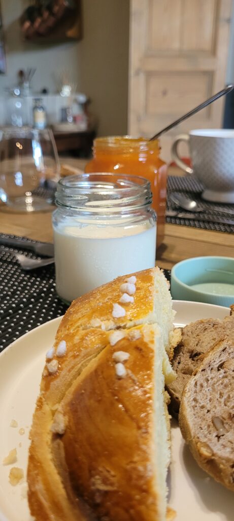 Gâteau maison au petit déjeuner des chambres d'hôtes L'Usclasienne